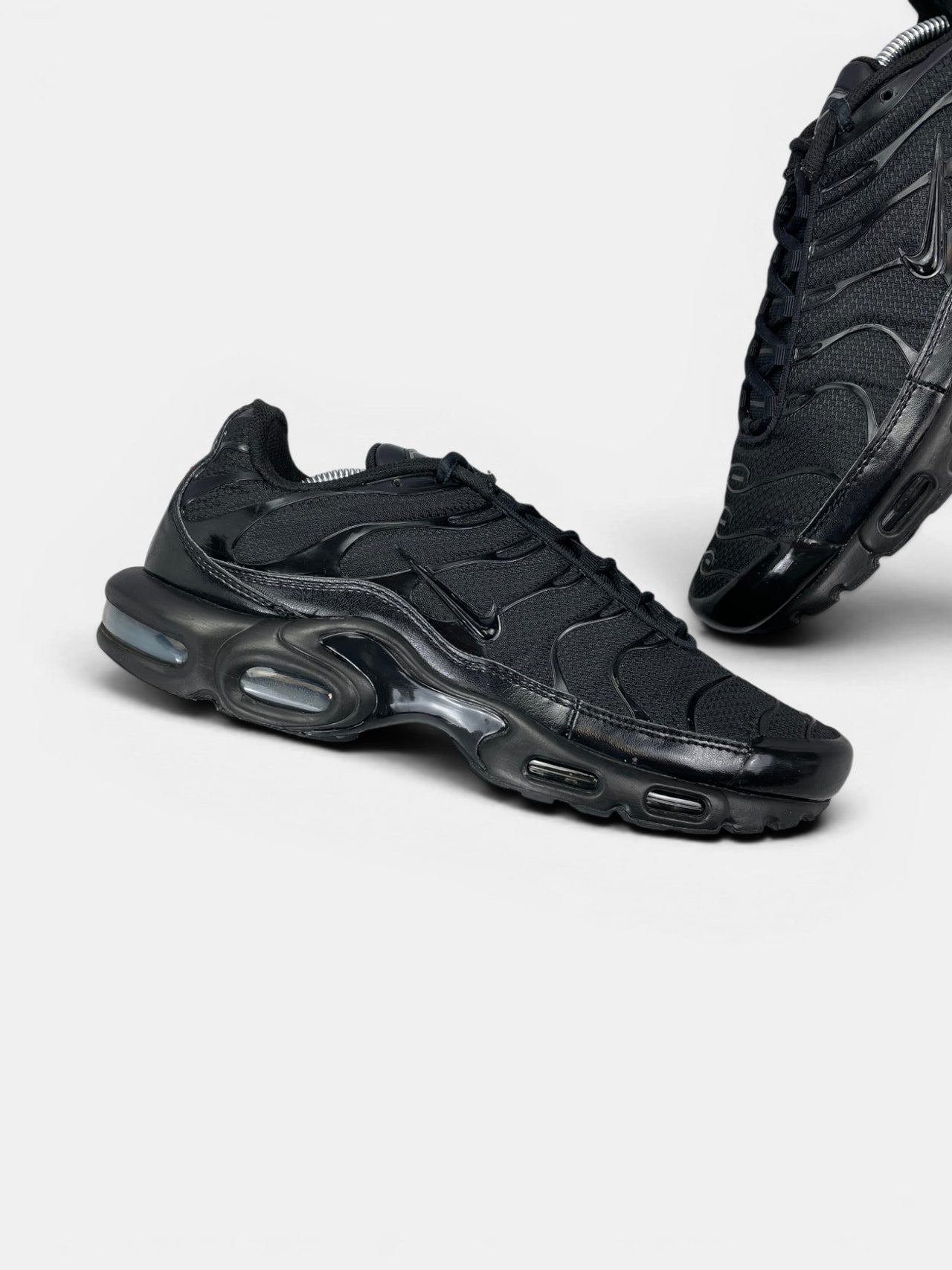 Nike Air Max Plus Triple Black — buty sportowe męskie w dobrym stanie rozmiar 45.5, zewnętrzny panel lewego buta