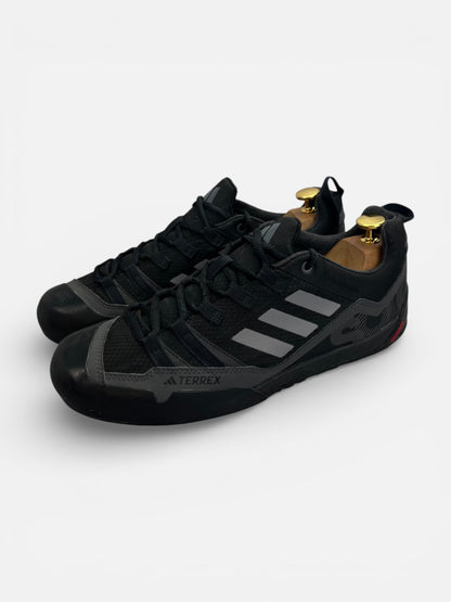 adidas Terrex Swift Solo 2.0 Core Black - buty sportowe, widok z boku