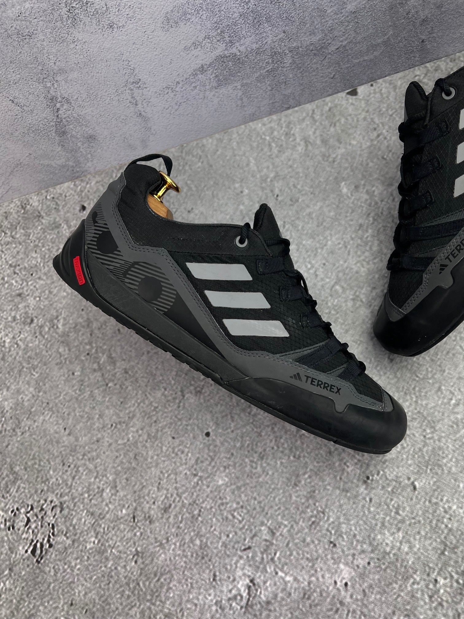 adidas Terrex Swift Solo 2.0 Core Black - buty sportowe, zewnętrzny panel prawego buta