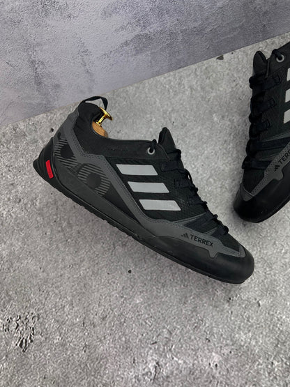 adidas Terrex Swift Solo 2.0 Core Black - buty sportowe, zewnętrzny panel prawego buta