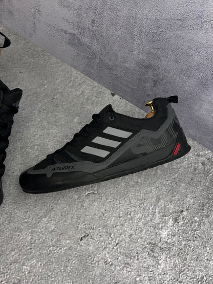 adidas Terrex Swift Solo 2.0 Core Black - buty sportowe, zewnętrzny panel lewego buta