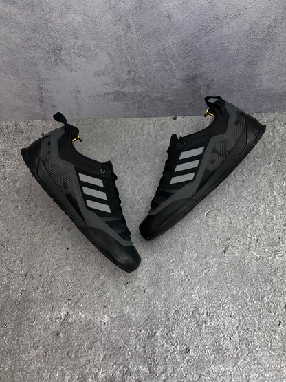 adidas Terrex Swift Solo 2.0 Core Black - buty sportowe, widok z góry na wewnętrzną stronę butów