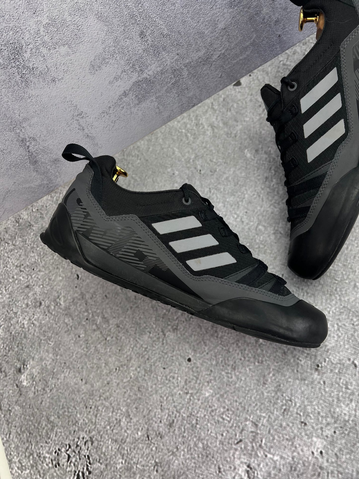 adidas Terrex Swift Solo 2.0 Core Black - buty sportowe, wewnętrzny panel lewego buta