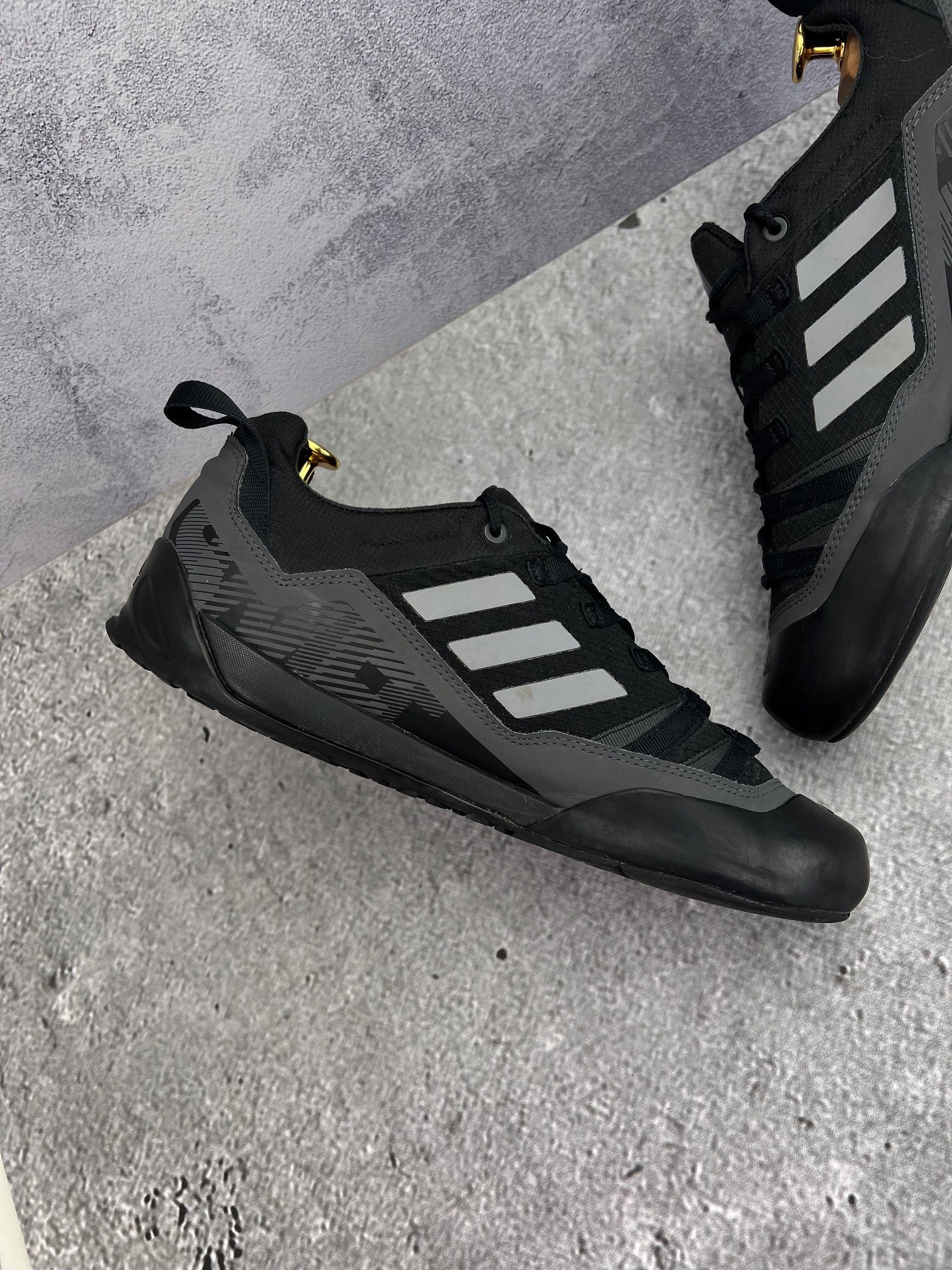 adidas Terrex Swift Solo 2.0 Core Black - buty sportowe, wewnętrzny panel lewego buta