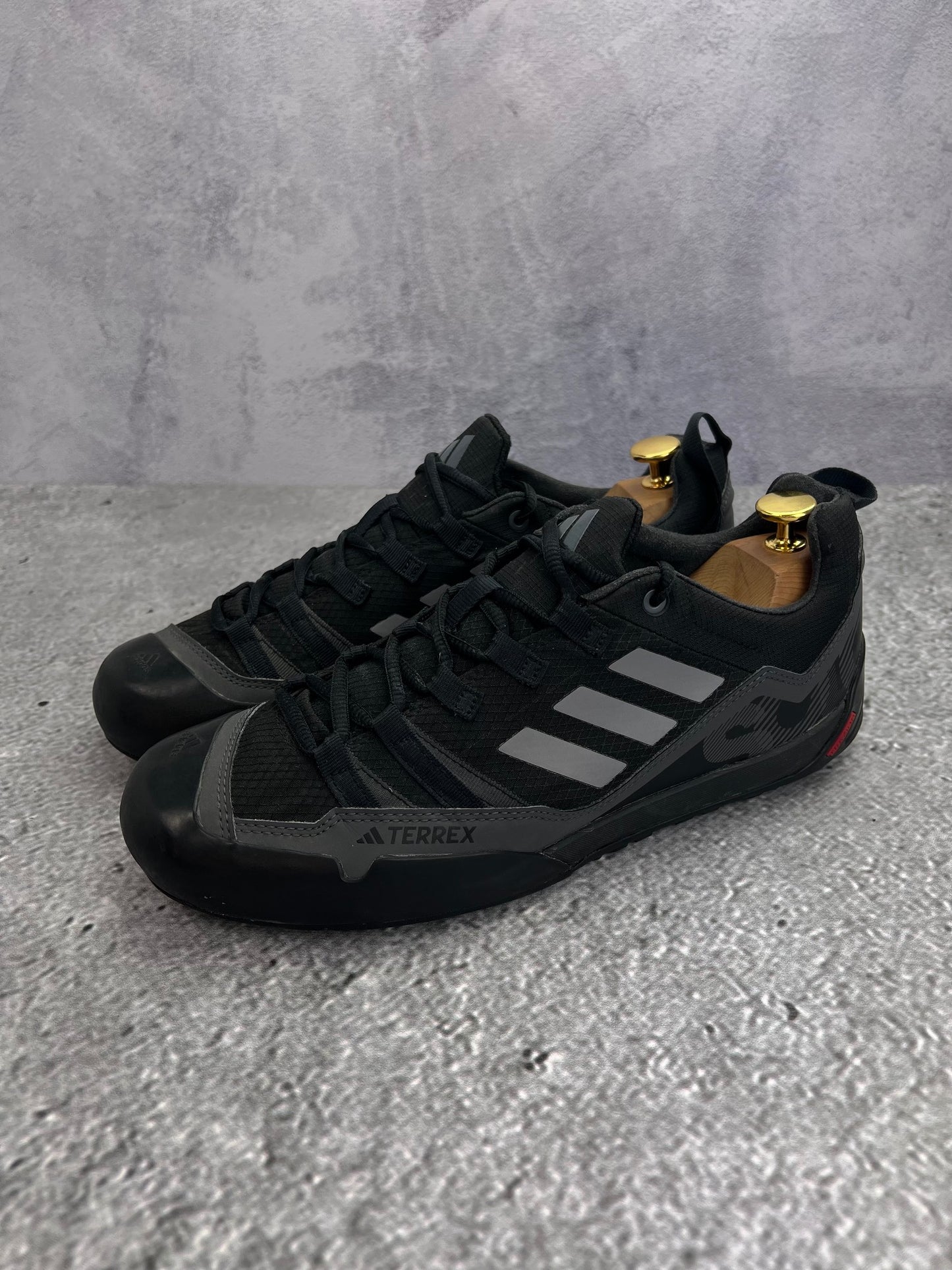 adidas Terrex Swift Solo 2.0 Core Black - buty sportowe, widok z boku na tle studyjnym