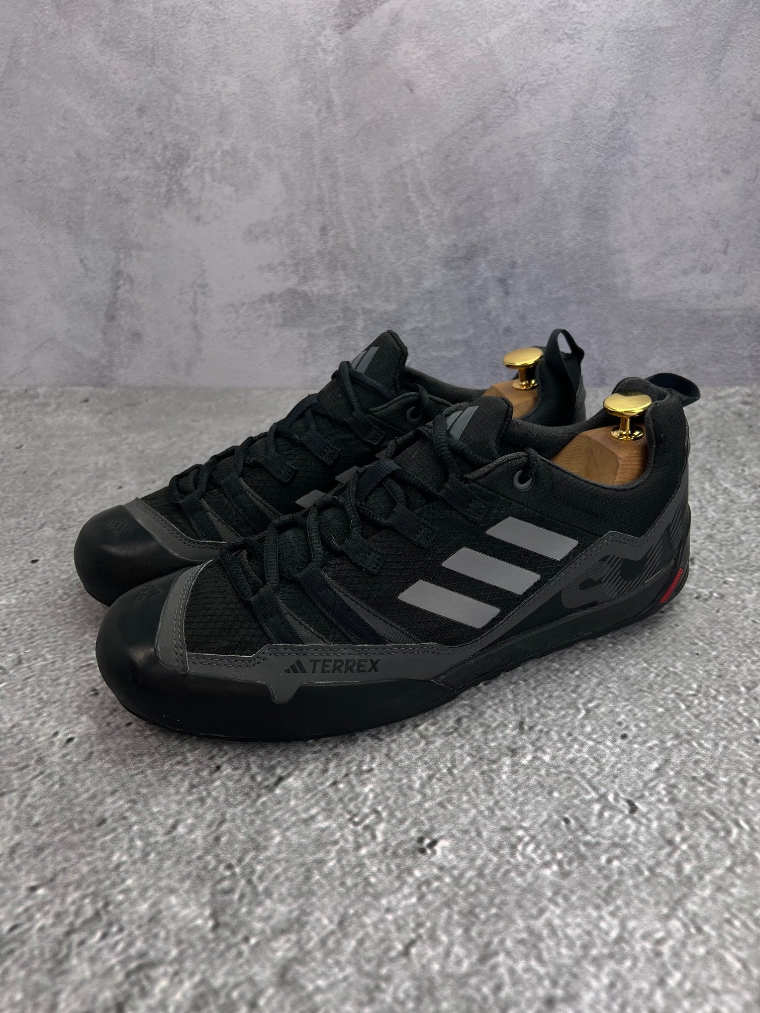 adidas Terrex Swift Solo 2.0 Core Black - buty sportowe, widok z boku na tle studyjnym