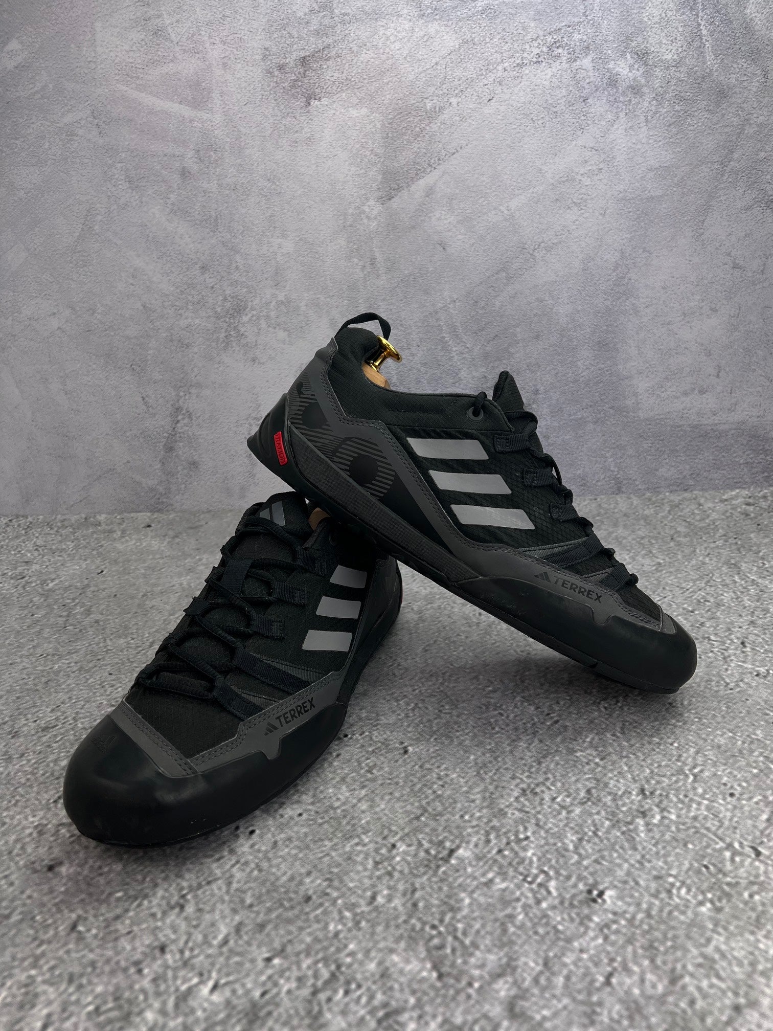 adidas Terrex Swift Solo 2.0 Core Black - buty sportowe, para butów, widok z boku na tle studyjnym