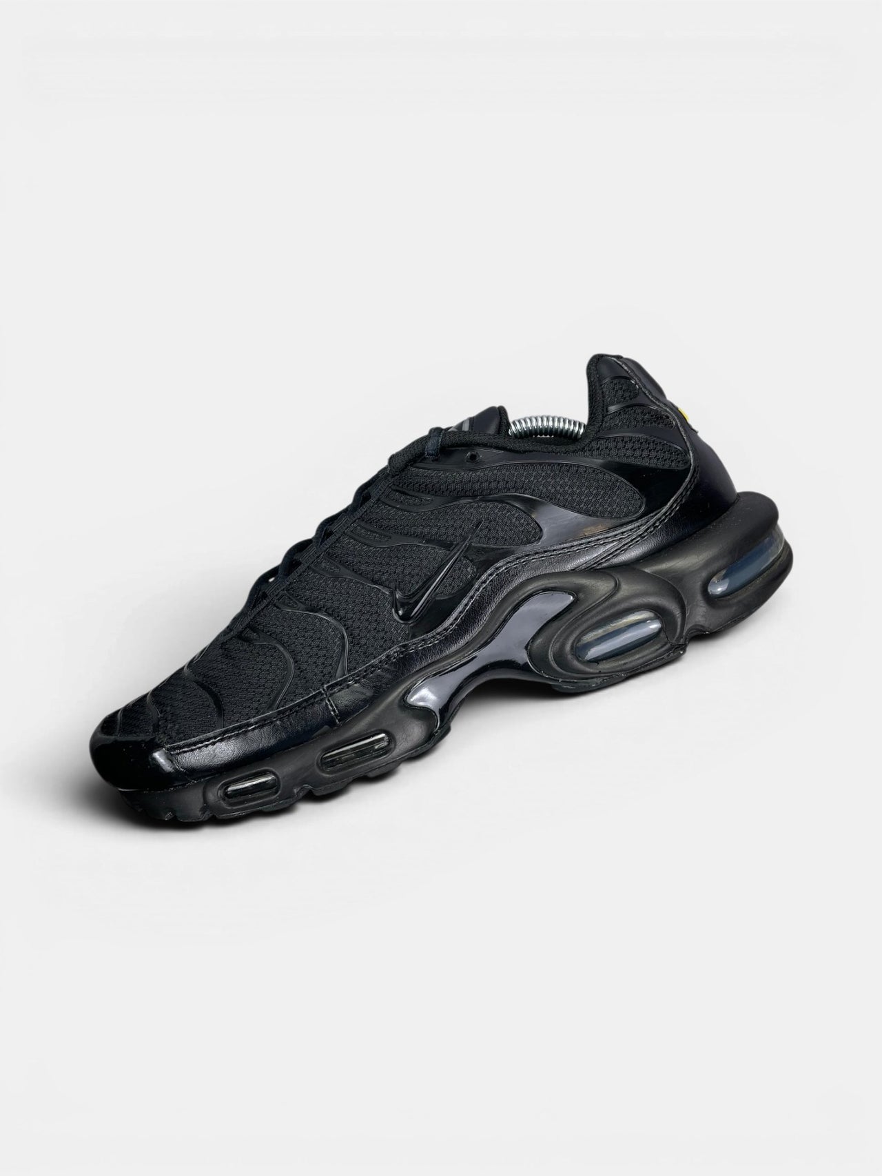 Nike Air Max Plus Triple Black — buty sportowe męskie w dobrym stanie rozmiar 45.5, widok z góry na wewnętrzną stronę butów