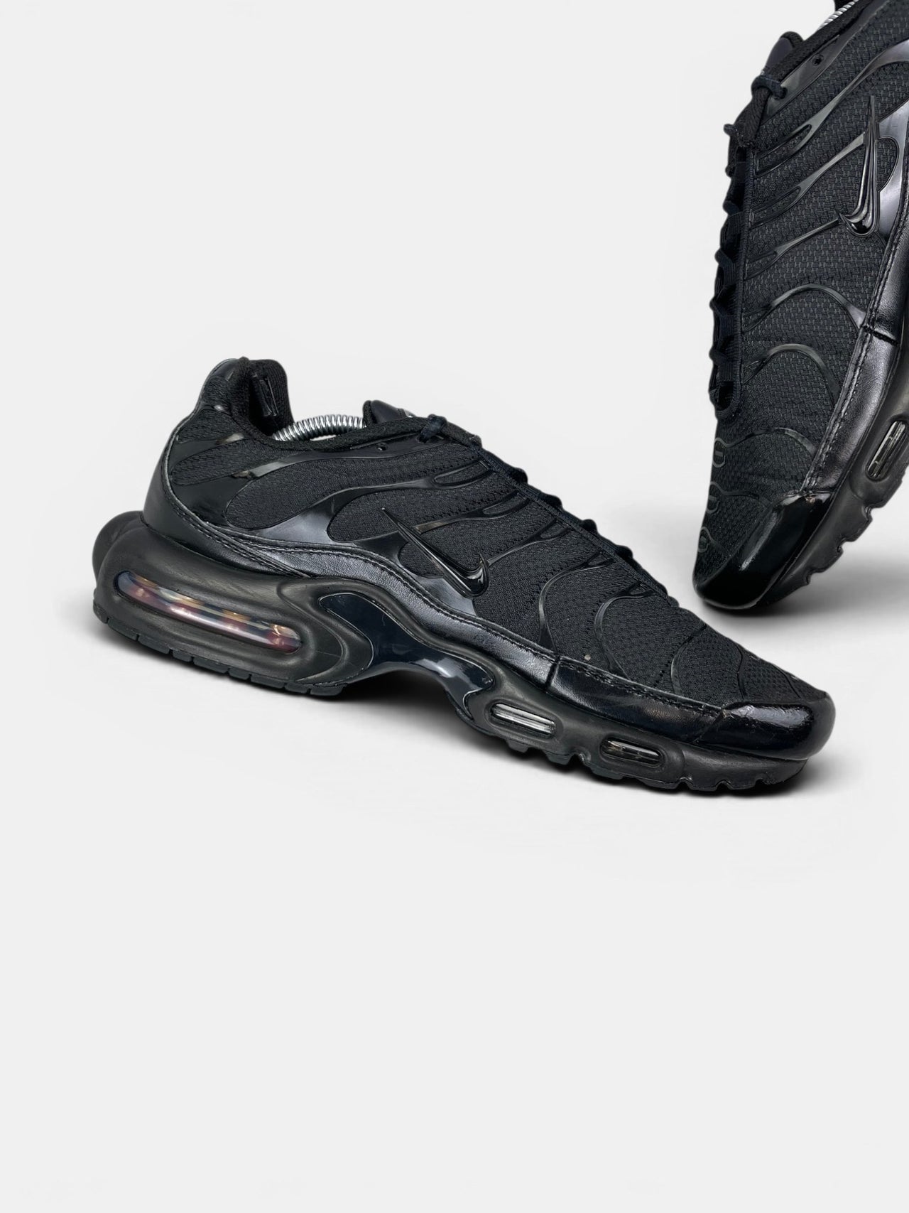 Nike Air Max Plus Triple Black — buty sportowe męskie w dobrym stanie rozmiar 45.5, wewnętrzny panel lewego buta