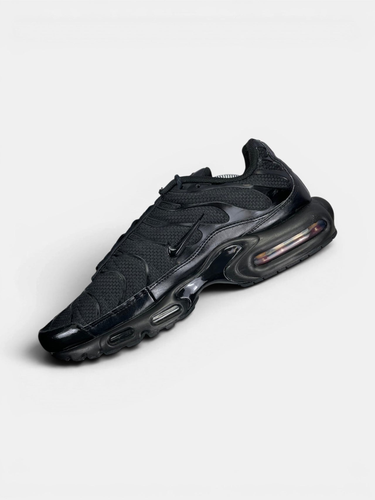 Nike Air Max Plus Triple Black — buty sportowe męskie w dobrym stanie rozmiar 45.5, wewnętrzny panel prawego buta
