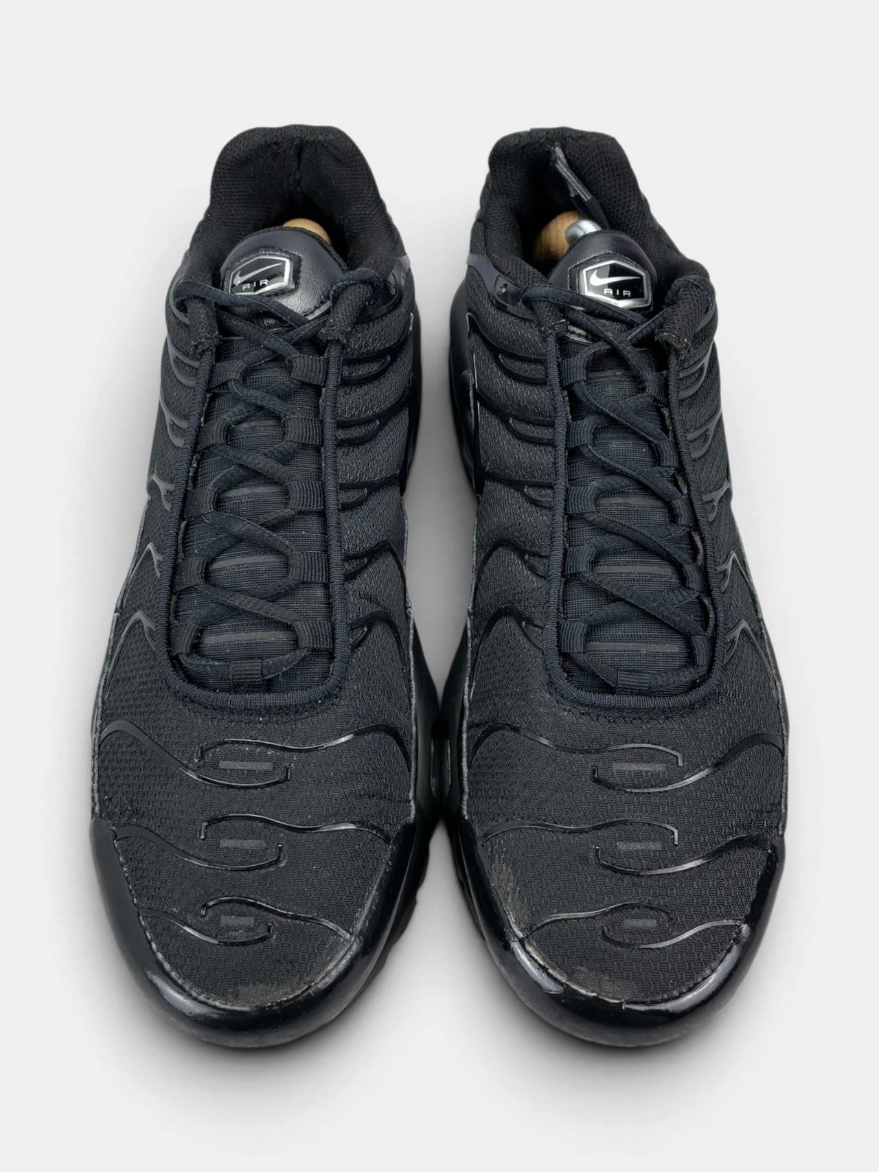 Nike Air Max Plus Triple Black — buty sportowe męskie w dobrym stanie rozmiar 45.5, widok z góry