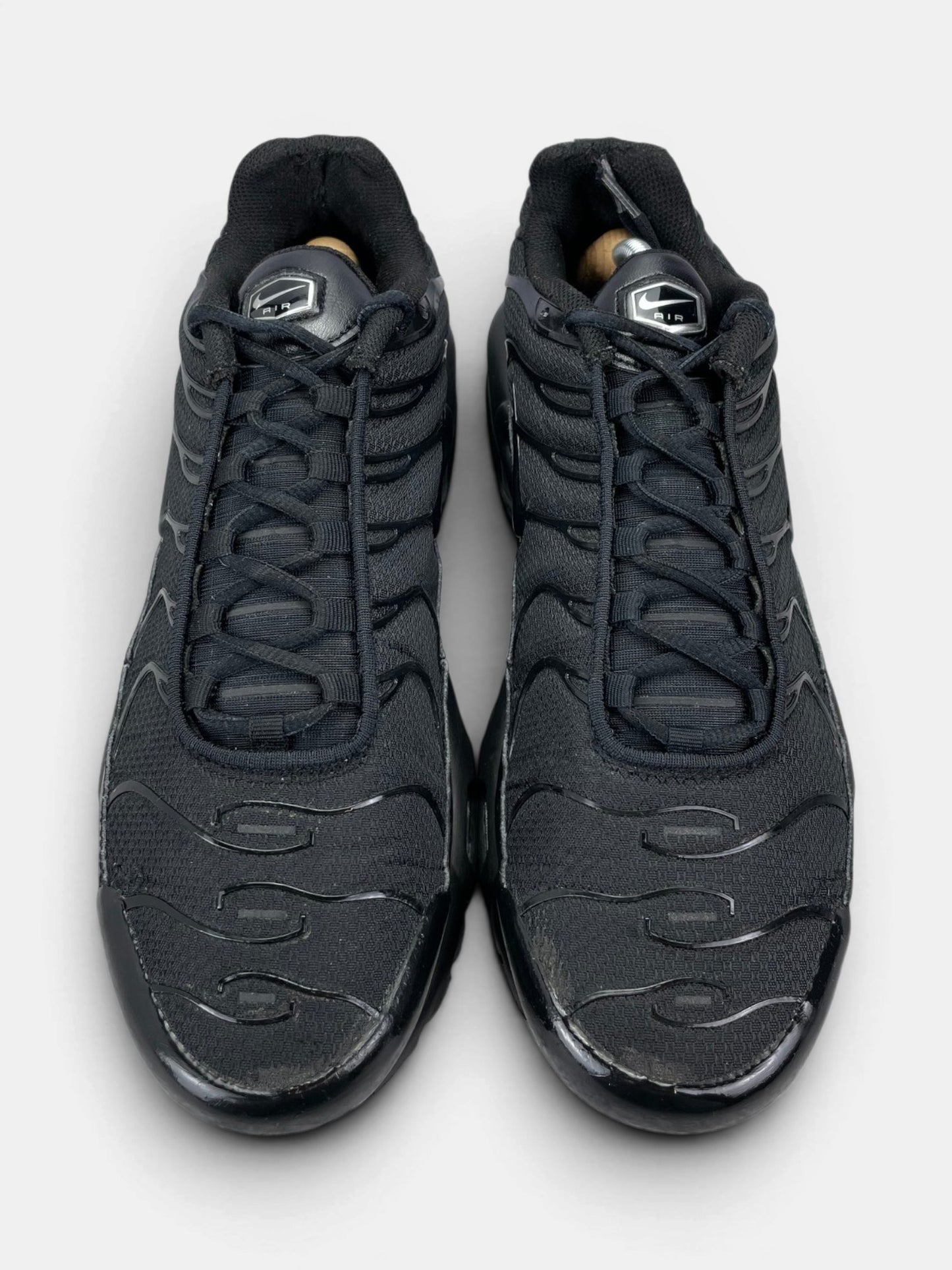 Nike Air Max Plus Triple Black — buty sportowe męskie w dobrym stanie rozmiar 45.5, widok z góry