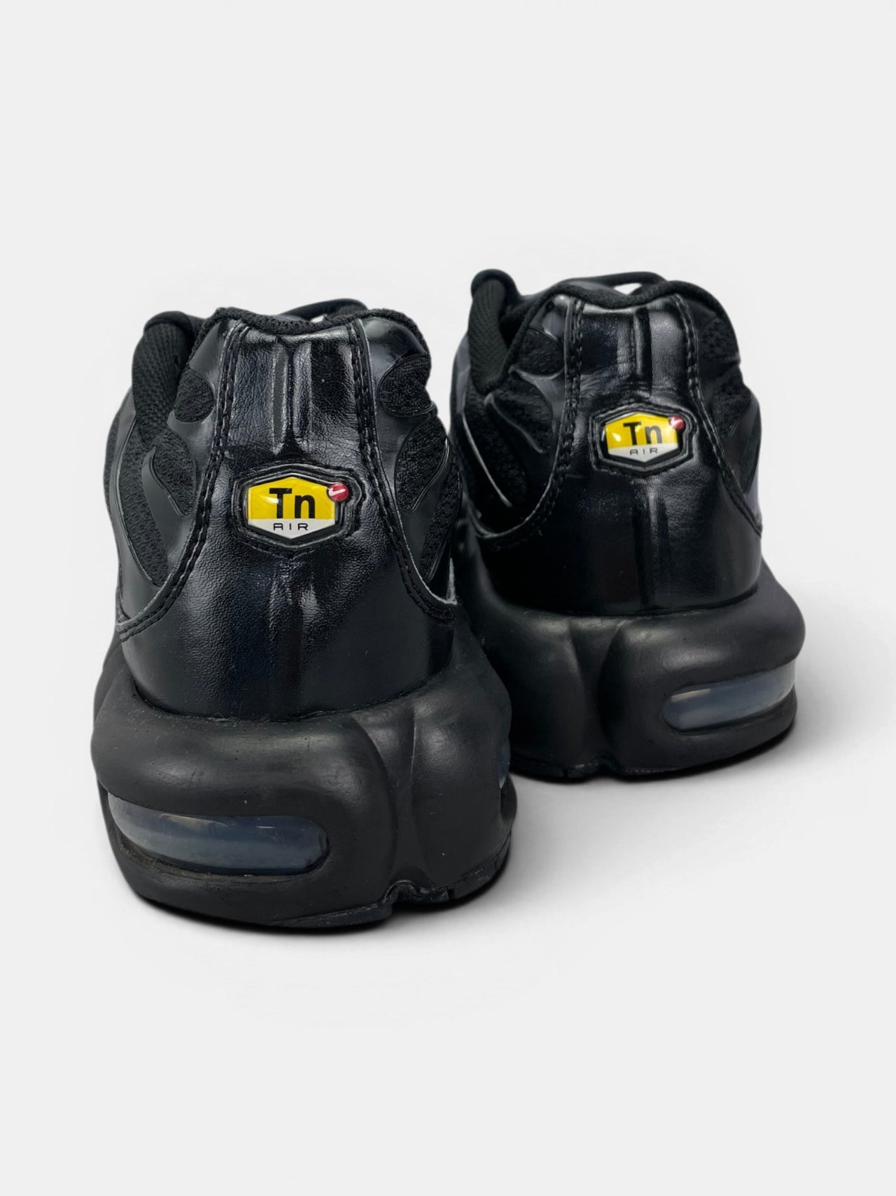 Nike Air Max Plus Triple Black — buty sportowe męskie w dobrym stanie rozmiar 45.5, widok z tyłu