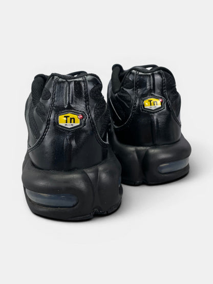 Nike Air Max Plus Triple Black — buty sportowe męskie w dobrym stanie rozmiar 45.5, widok z tyłu