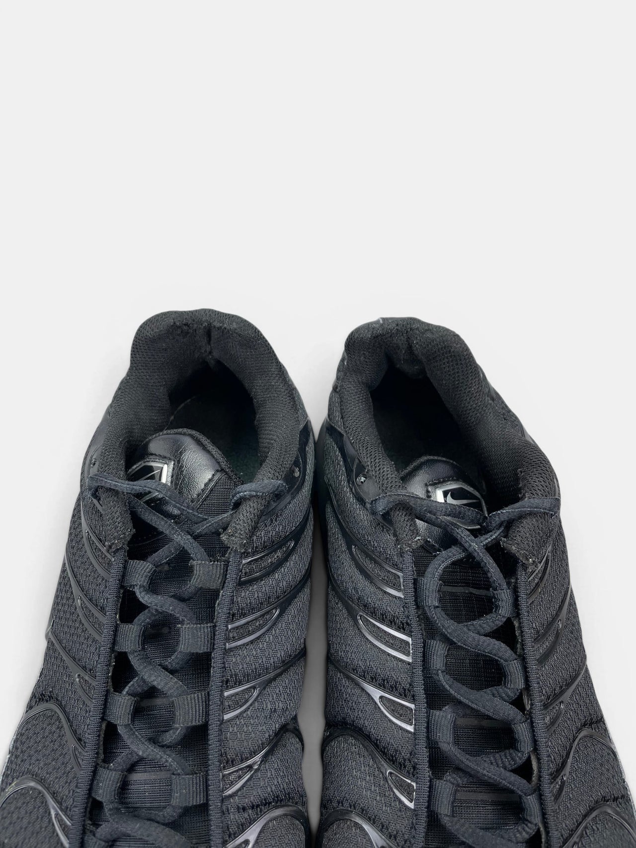 Nike Air Max Plus Triple Black — buty sportowe męskie w dobrym stanie rozmiar 45.5, zapiętki butów