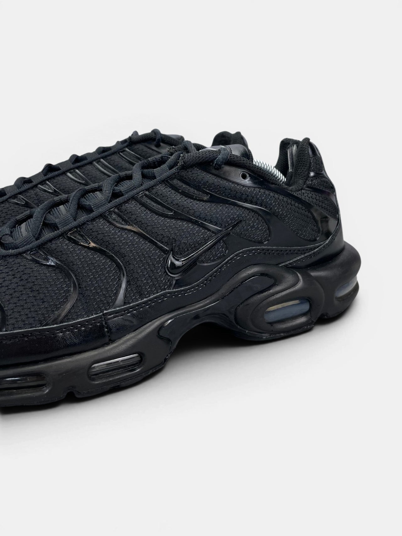 Nike Air Max Plus Triple Black — buty sportowe męskie w dobrym stanie rozmiar 45.5, opcjonalne zdjęcie 1