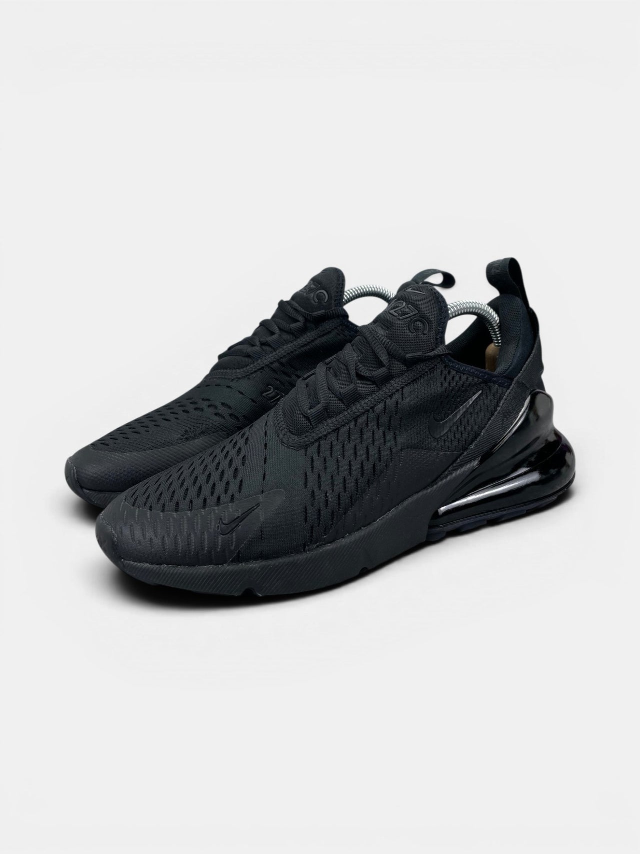 Nike Air Max 270 Triple Black — buty sportowe męskie w bardzo dobrym stanie rozmiar 41, widok z boku