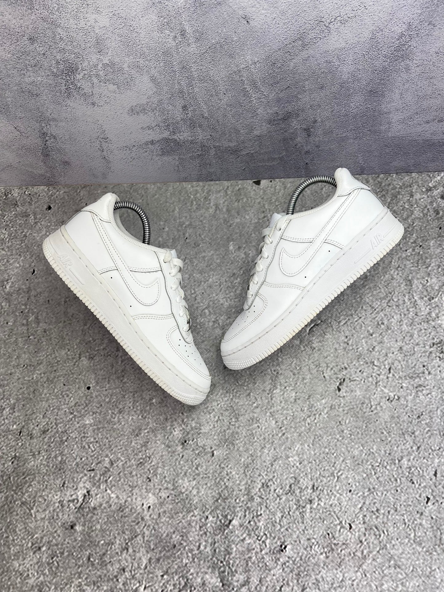 Nike Air Force 1 Low Triple White — buty sportowe damskie w bardzo dobrym stanie rozmiar 38, widok z góry na zewnętrzną stronę butów