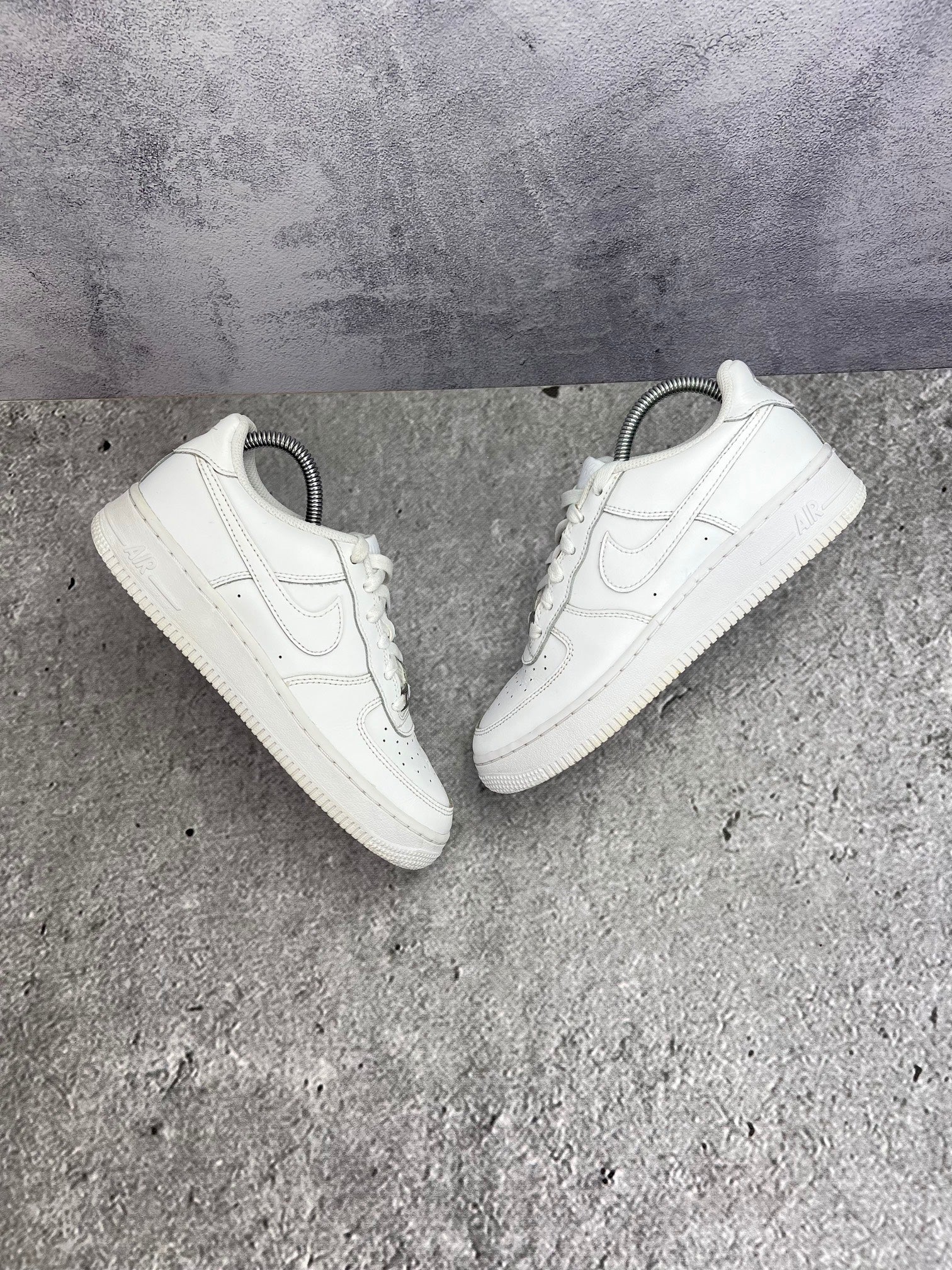 Nike Air Force 1 Low Triple White — buty sportowe damskie w bardzo dobrym stanie rozmiar 38, widok z góry na zewnętrzną stronę butów