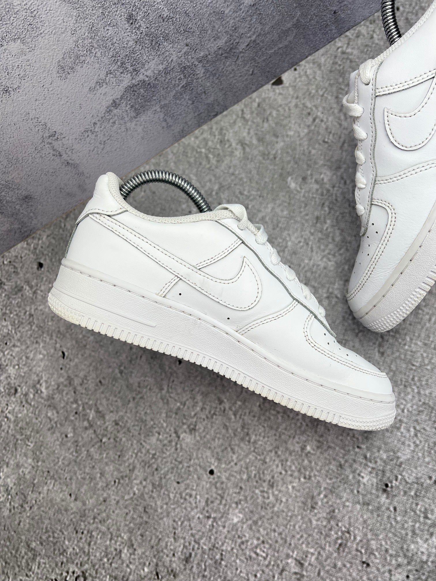 Nike Air Force 1 Low Triple White — buty sportowe damskie w bardzo dobrym stanie rozmiar 38, wewnętrzny panel lewego buta