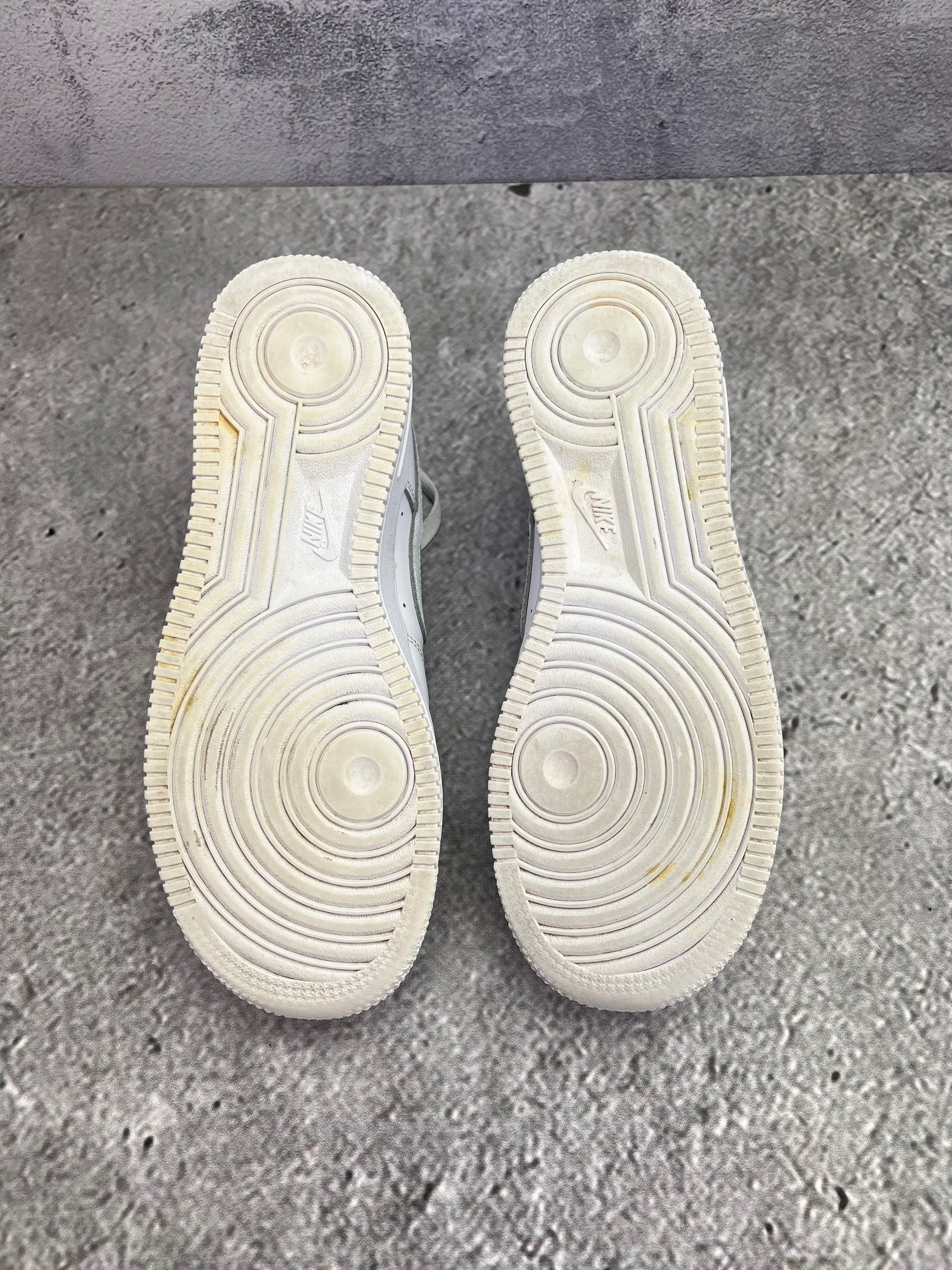Nike Air Force 1 Low Triple White — buty sportowe damskie w bardzo dobrym stanie rozmiar 38, widok z tyłu