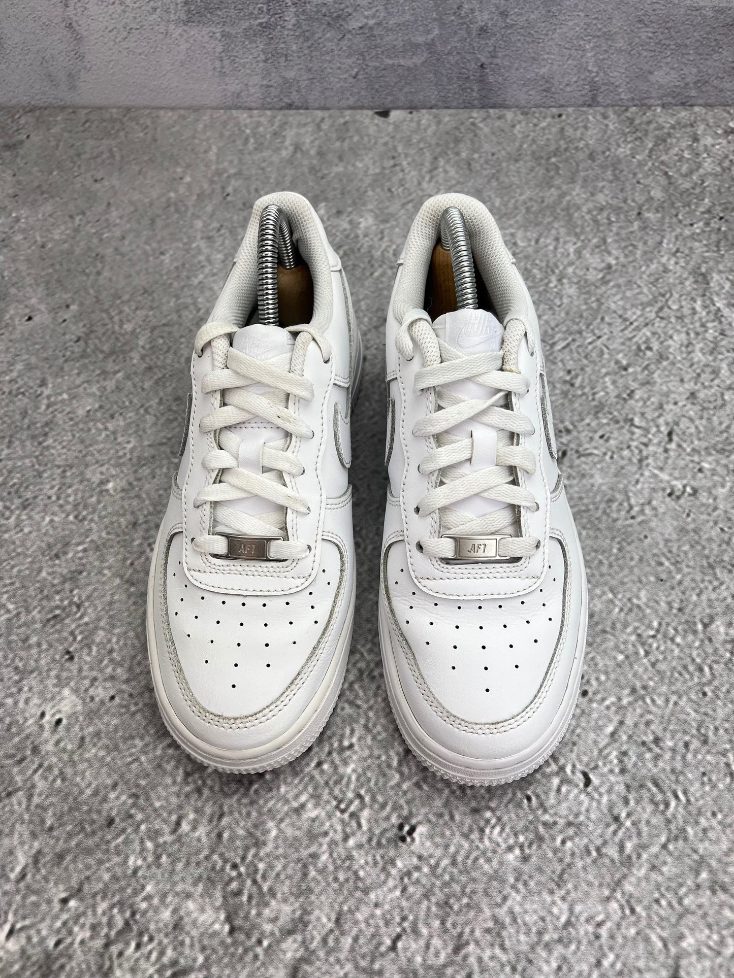Nike Air Force 1 Low Triple White — buty sportowe damskie w bardzo dobrym stanie rozmiar 38, podeszwa