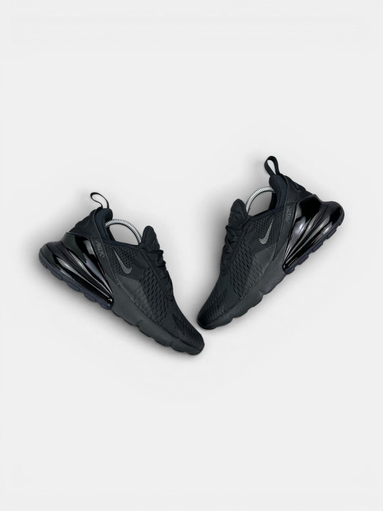 Nike Air Max 270 Triple Black — buty sportowe męskie w bardzo dobrym stanie rozmiar 41, widok z góry na zewnętrzną stronę butów