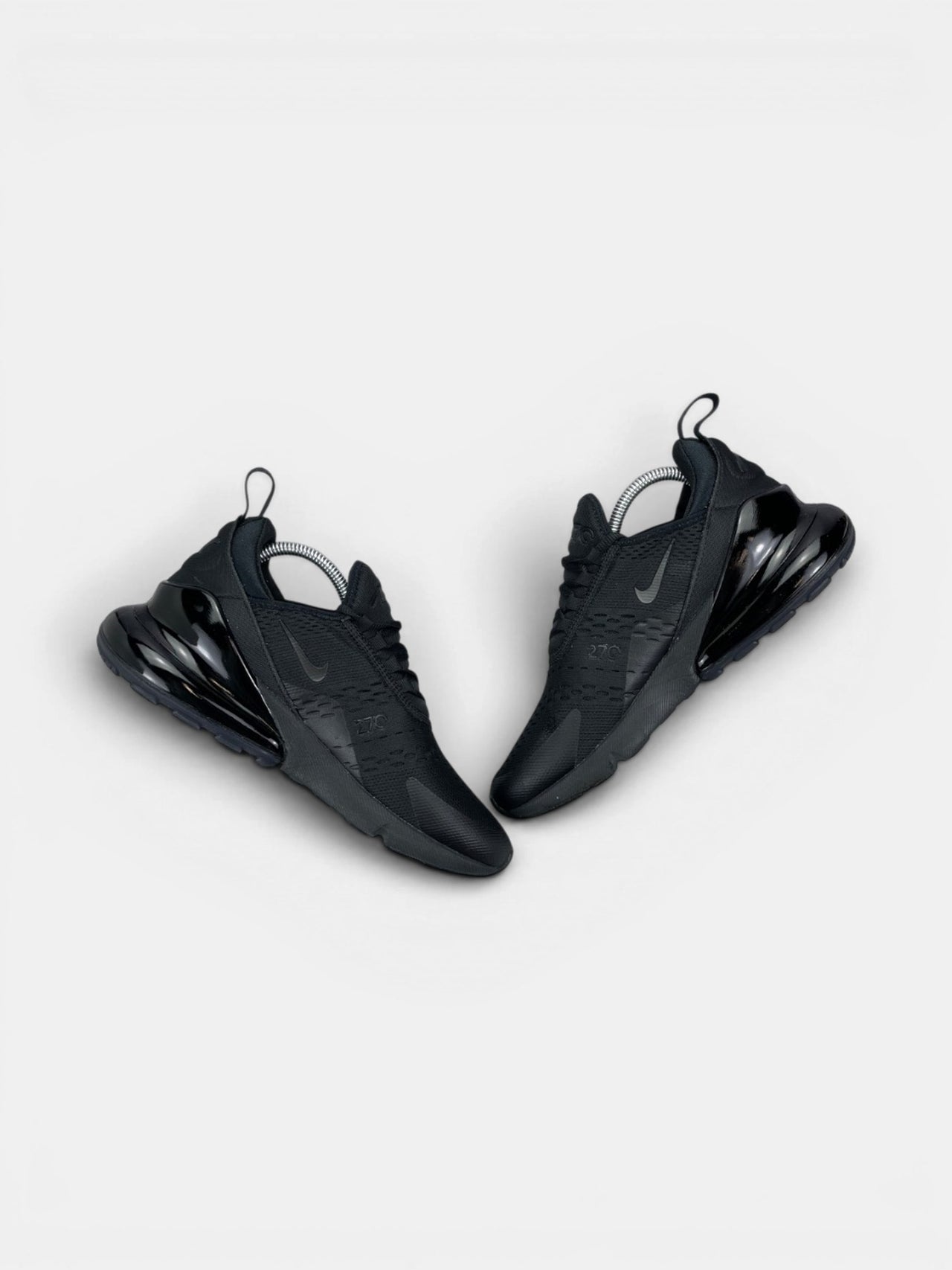 Nike Air Max 270 Triple Black — buty sportowe męskie w bardzo dobrym stanie rozmiar 41, zewnętrzny panel prawego buta