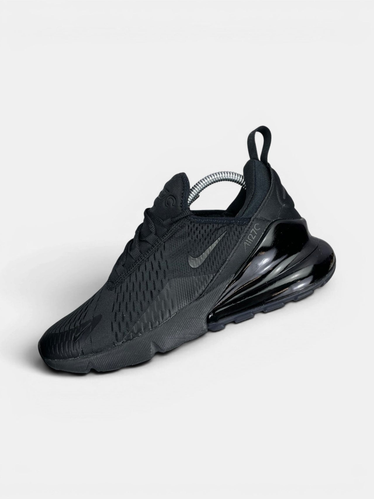 Nike Air Max 270 Triple Black — buty sportowe męskie w bardzo dobrym stanie rozmiar 41, widok z góry na wewnętrzną stronę butów