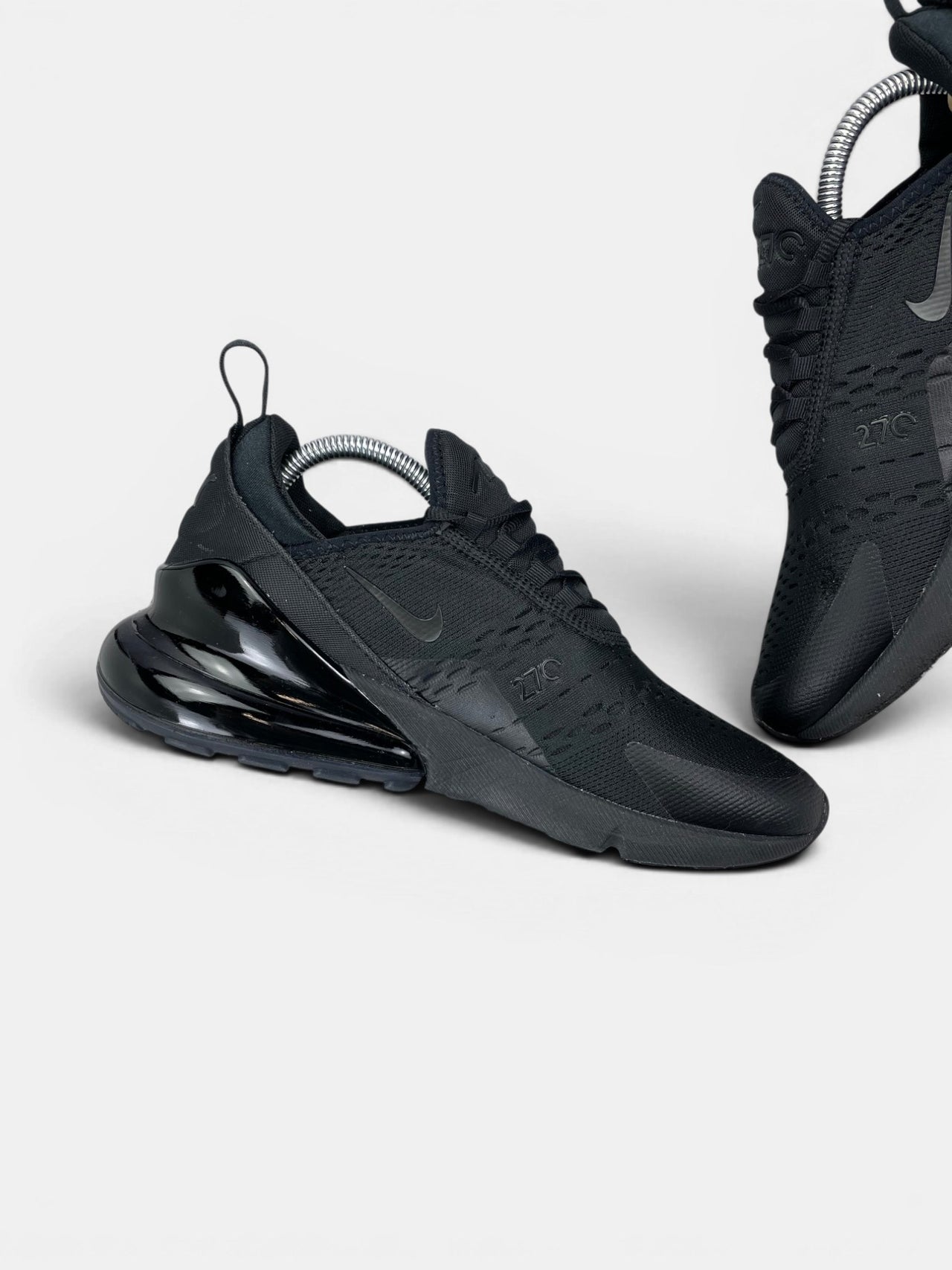 Nike Air Max 270 Triple Black — buty sportowe męskie w bardzo dobrym stanie rozmiar 41, wewnętrzny panel lewego buta