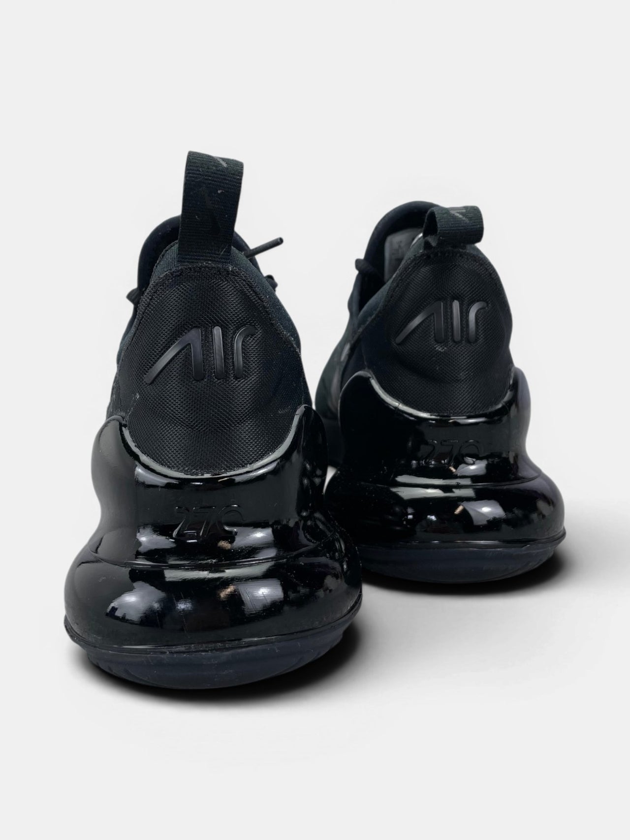 Nike Air Max 270 Triple Black — buty sportowe męskie w bardzo dobrym stanie rozmiar 41, widok z tyłu