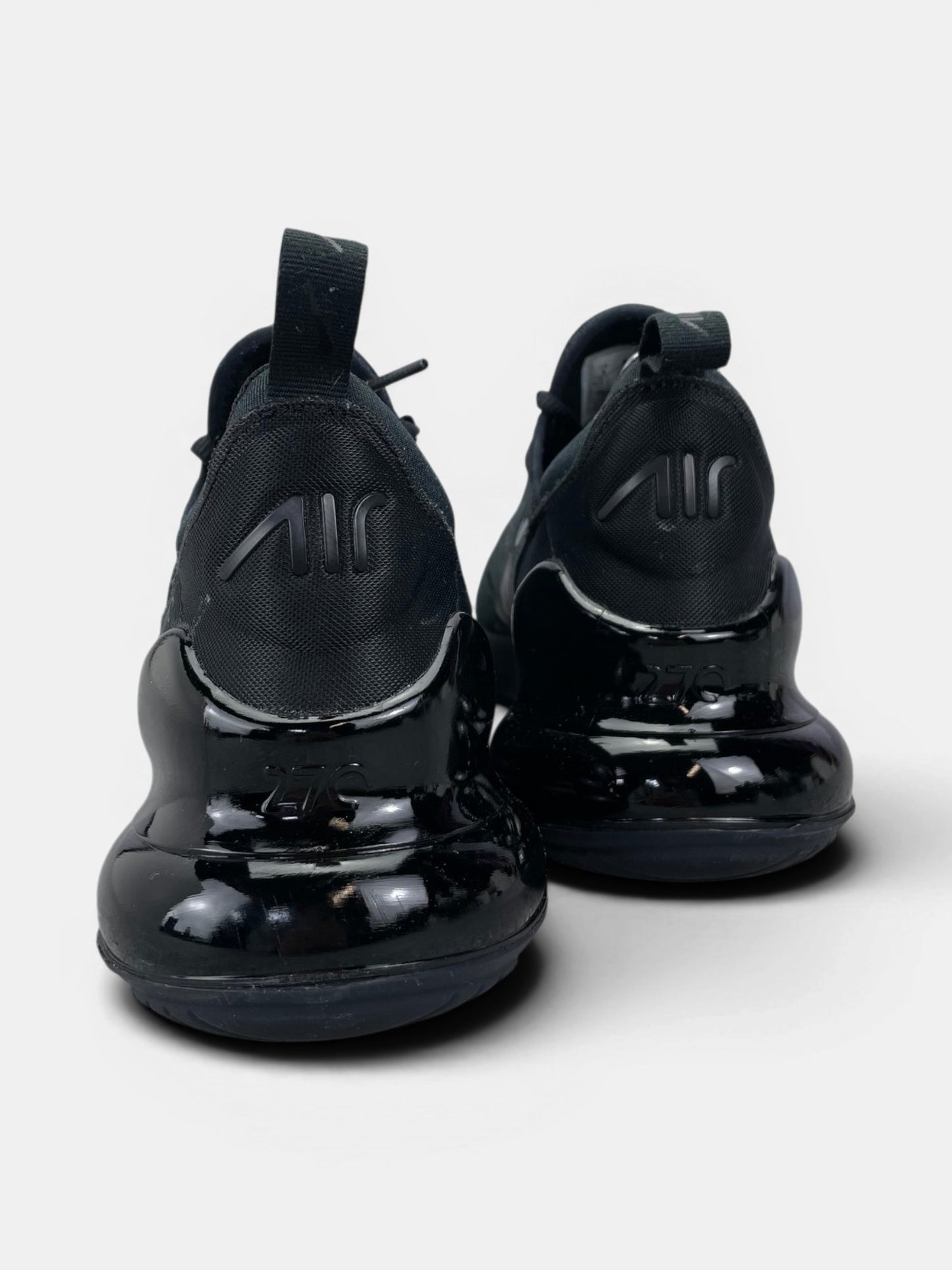 Nike Air Max 270 Triple Black — buty sportowe męskie w bardzo dobrym stanie rozmiar 41, widok z tyłu
