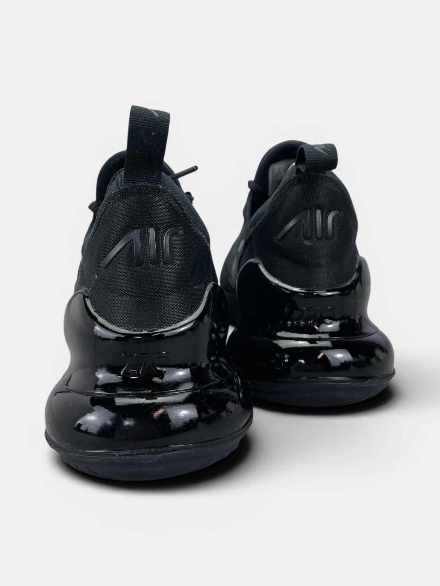 Nike Air Max 270 Triple Black — buty sportowe męskie w bardzo dobrym stanie rozmiar 41, widok z tyłu