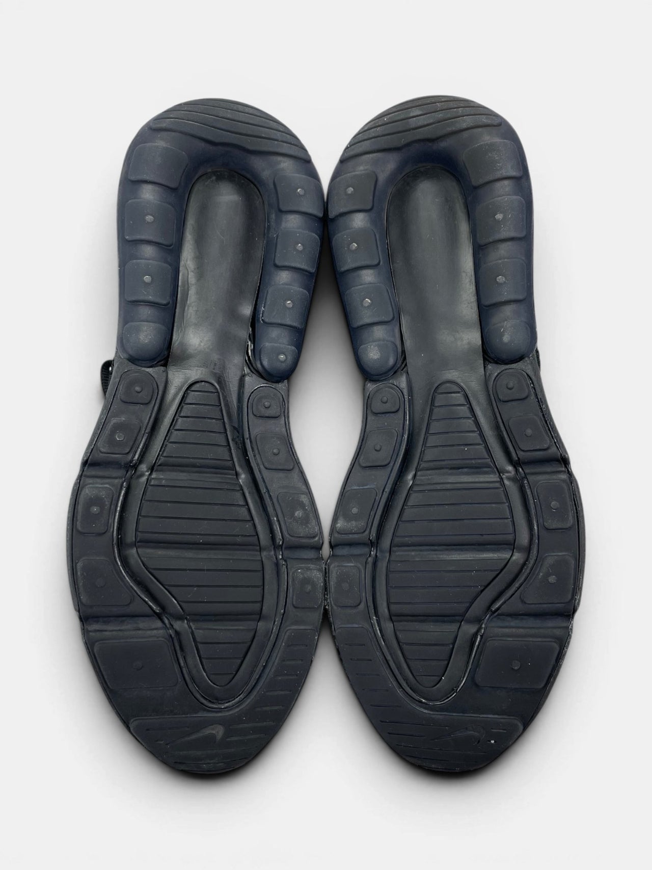 Nike Air Max 270 Triple Black — buty sportowe męskie w bardzo dobrym stanie rozmiar 41, podeszwa