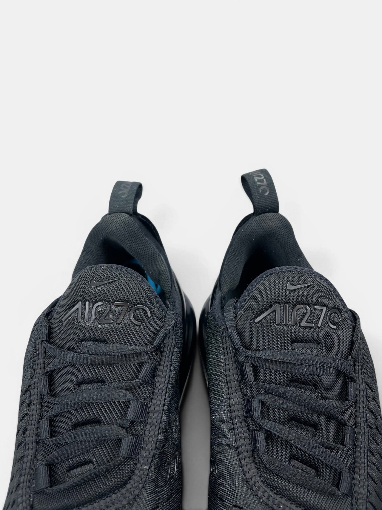 Nike Air Max 270 Triple Black — buty sportowe męskie w bardzo dobrym stanie rozmiar 41, zapiętki butów