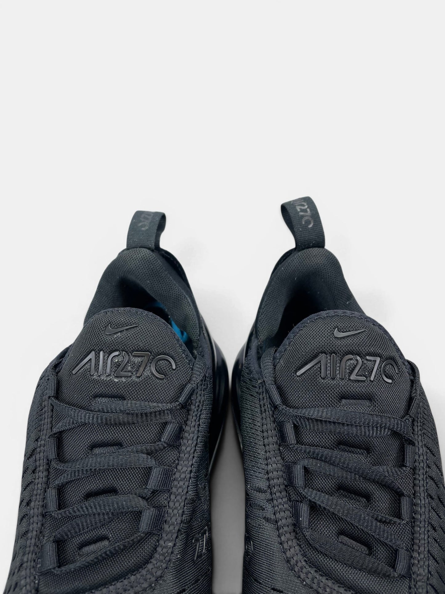 Nike Air Max 270 Triple Black — buty sportowe męskie w bardzo dobrym stanie rozmiar 41, zapiętki butów