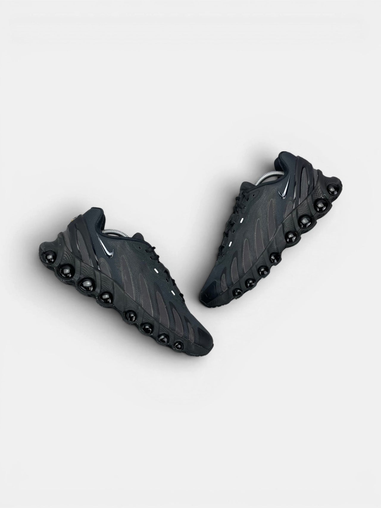 Nike Air Max DN8 Hyper Royal — buty sportowe męskie w bardzo dobrym stanie rozmiar 44, widok z góry na zewnętrzną stronę butów