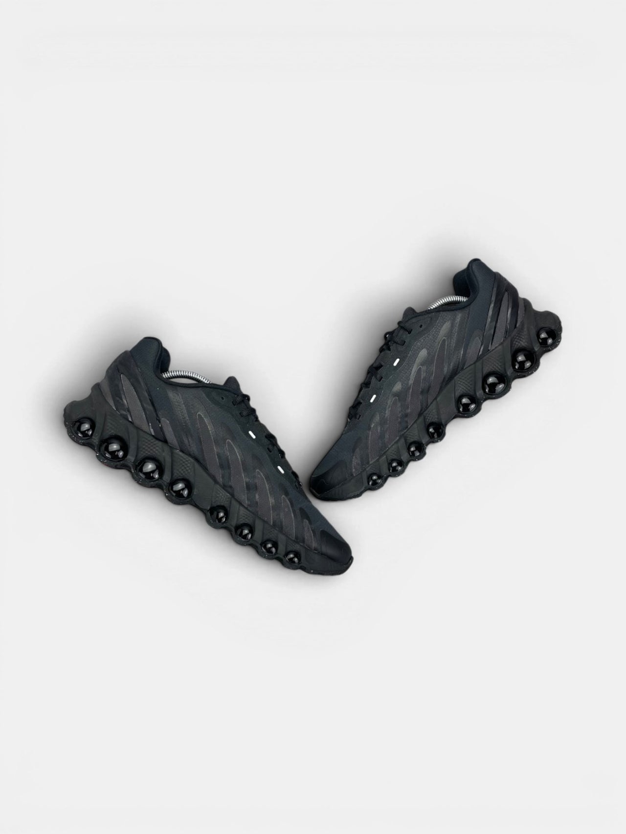 Nike Air Max DN8 Hyper Royal — buty sportowe męskie w bardzo dobrym stanie rozmiar 44, zewnętrzny panel prawego buta