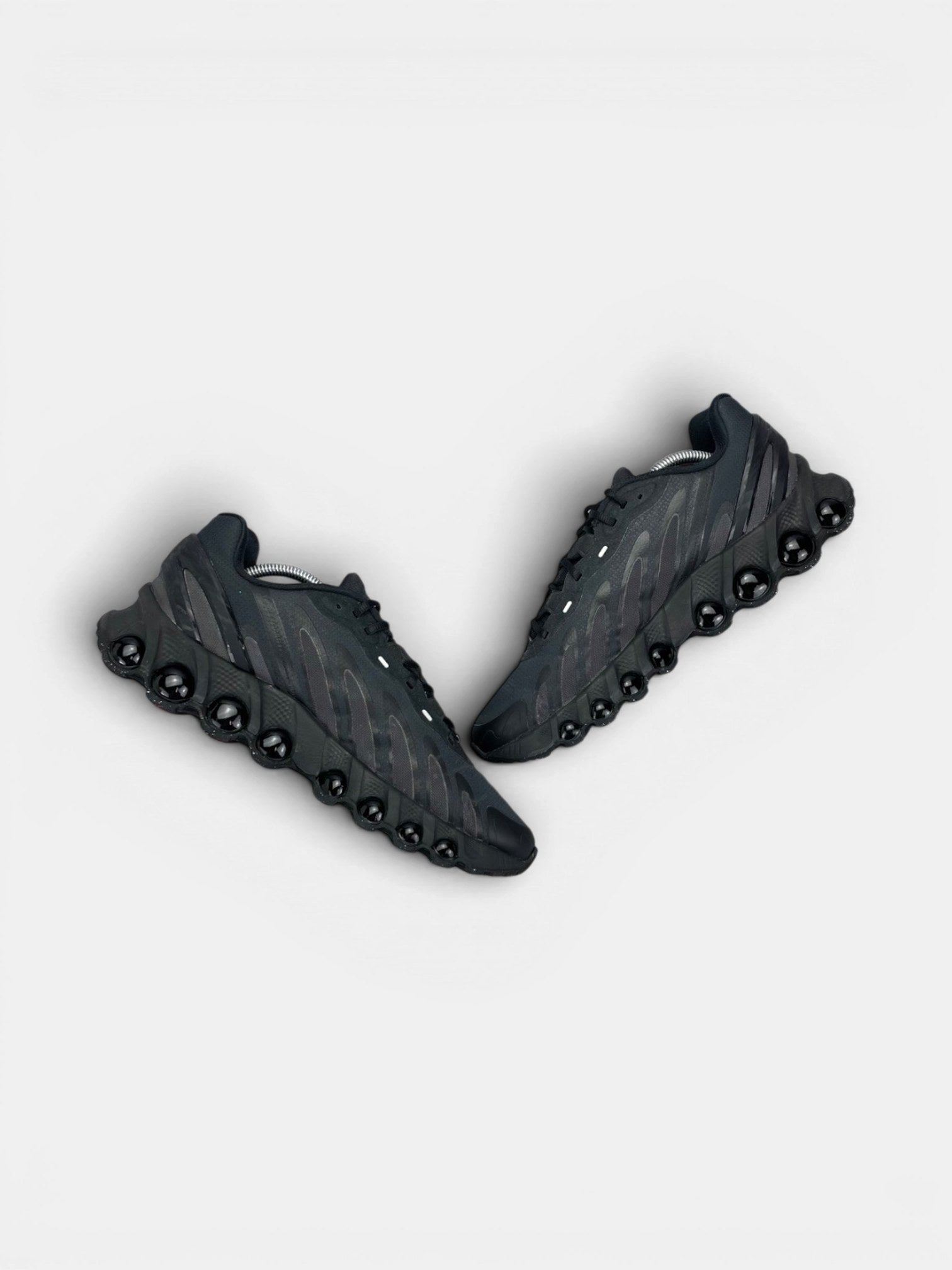 Nike Air Max DN8 Hyper Royal — buty sportowe męskie w bardzo dobrym stanie rozmiar 44, zewnętrzny panel prawego buta
