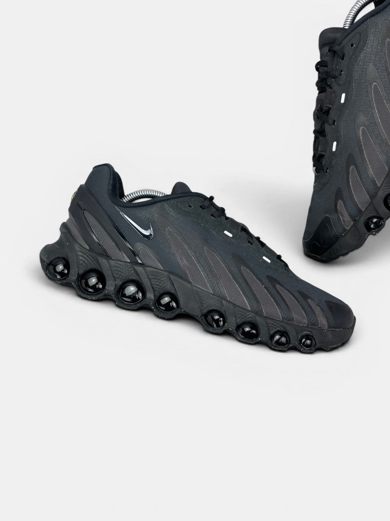 Nike Air Max DN8 Hyper Royal — buty sportowe męskie w bardzo dobrym stanie rozmiar 44, zewnętrzny panel lewego buta