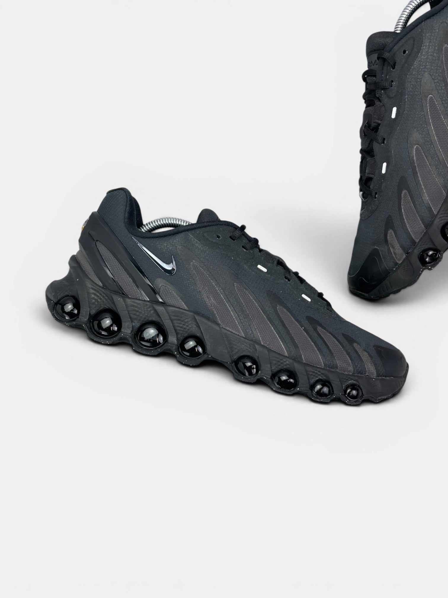 Nike Air Max DN8 Hyper Royal — buty sportowe męskie w bardzo dobrym stanie rozmiar 44, zewnętrzny panel lewego buta