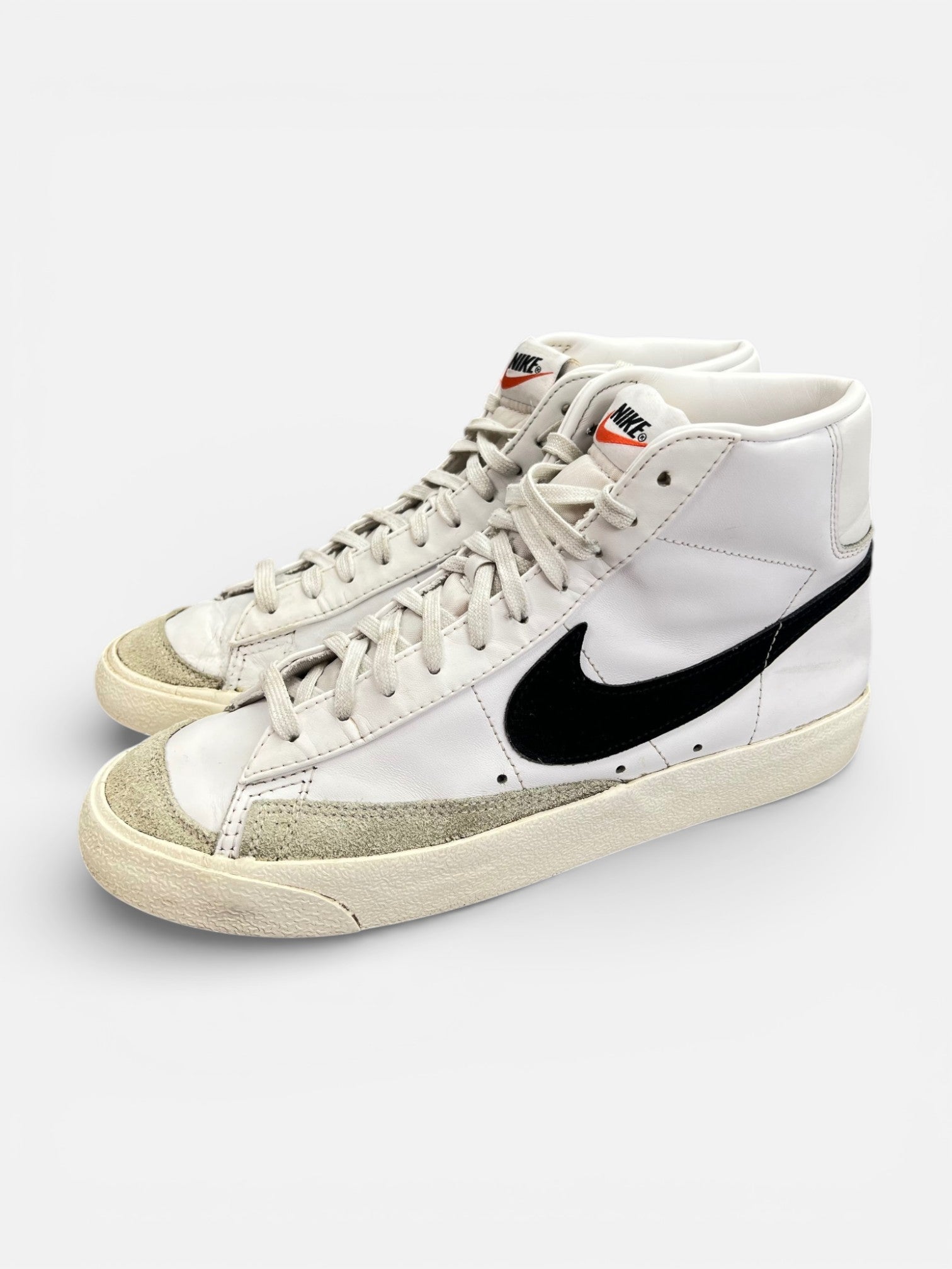 Nike Blazer Mid '77 White Black — buty sportowe męskie w dobrym stanie rozmiar 42.5, widok z boku