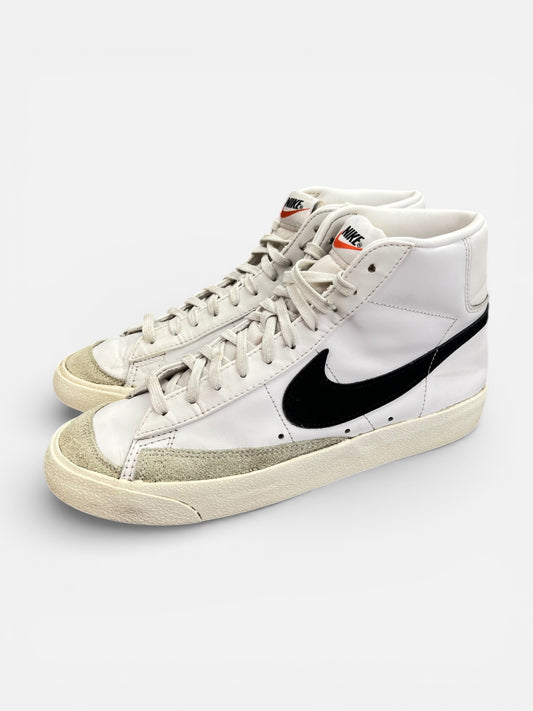 Nike Blazer Mid '77 White Black - buty sportowe, widok z boku