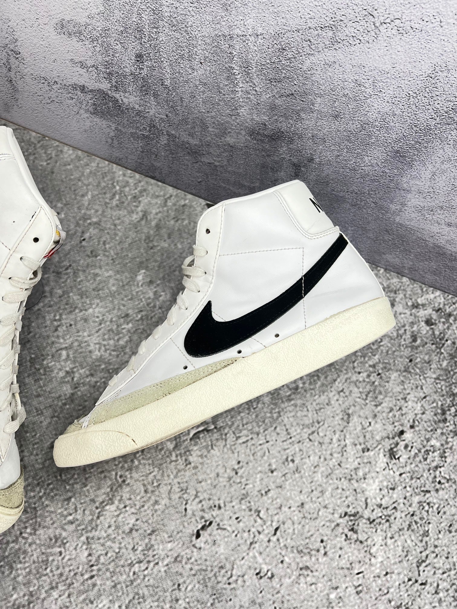 Nike Blazer Mid '77 White Black — buty sportowe męskie w dobrym stanie rozmiar 42.5, zewnętrzny panel lewego buta
