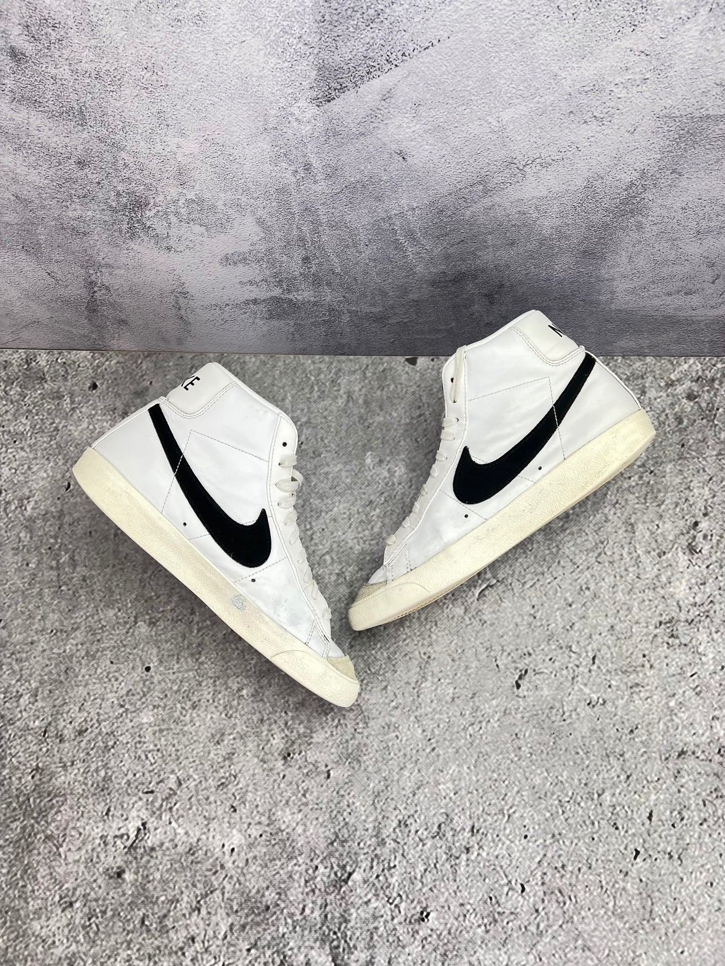 Nike Blazer Mid '77 White Black — buty sportowe męskie w dobrym stanie rozmiar 42.5, widok z góry na wewnętrzną stronę butów
