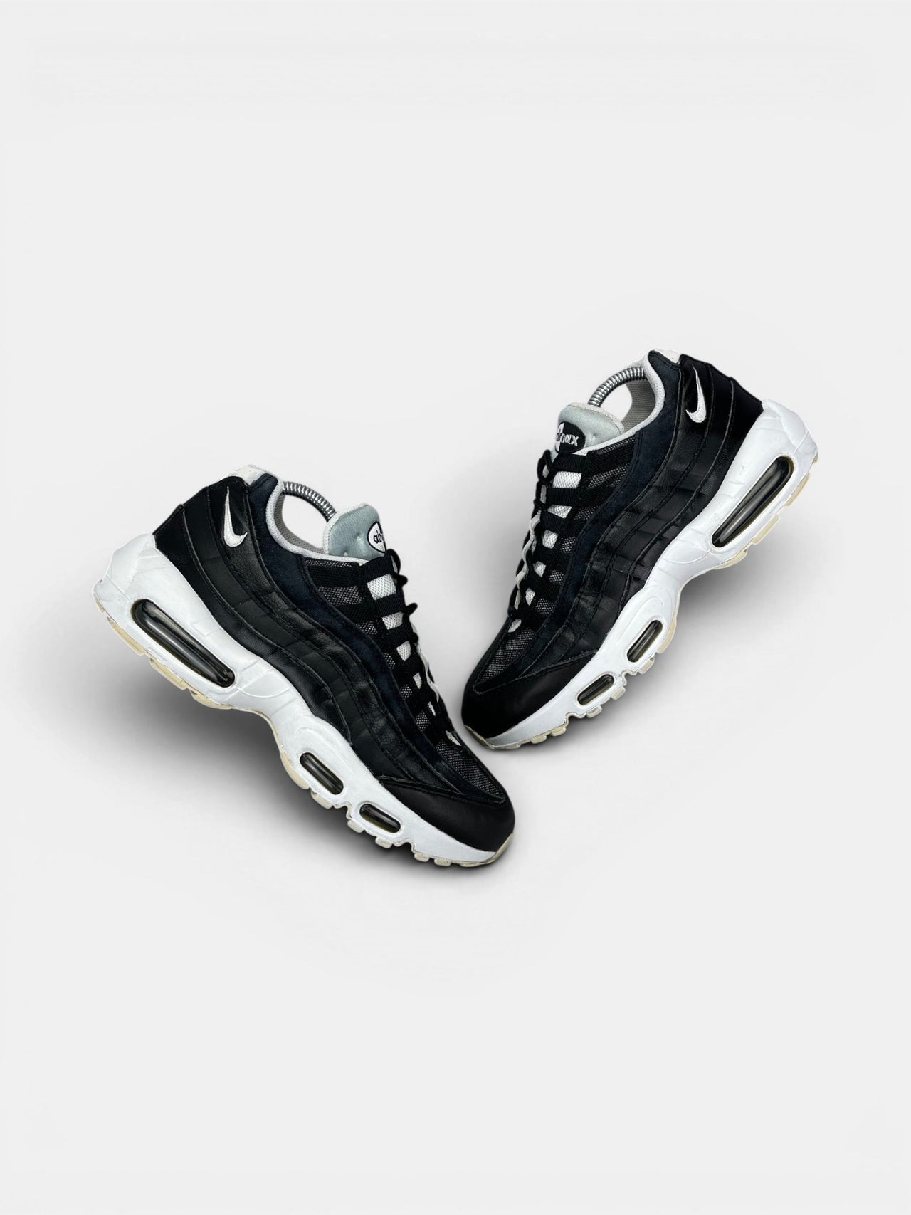 Nike Air Max 95 Yin Yang Black — buty sportowe męskie w bardzo dobrym stanie rozmiar 42, widok z góry na zewnętrzną stronę butów