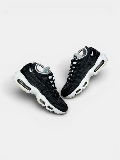 Nike Air Max 95 Yin Yang Black — buty sportowe męskie w bardzo dobrym stanie rozmiar 42, widok z góry na zewnętrzną stronę butów