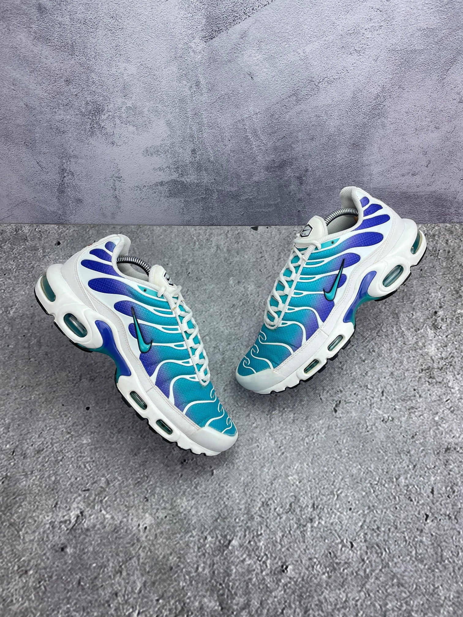Nike Air Max Plus Aqua — buty sportowe męskie w bardzo dobrym stanie rozmiar 43, widok z góry na zewnętrzną stronę butów