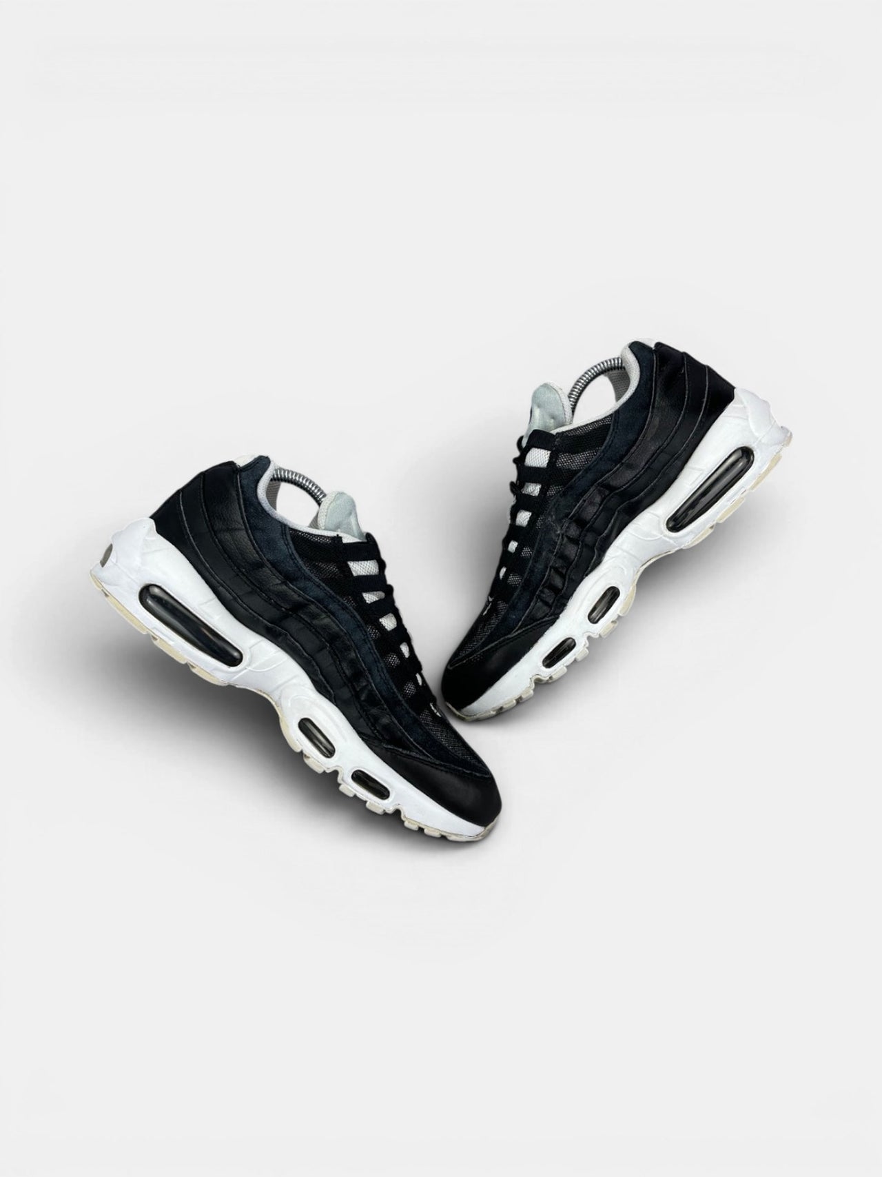 Nike Air Max 95 Yin Yang Black — buty sportowe męskie w bardzo dobrym stanie rozmiar 42, zewnętrzny panel prawego buta