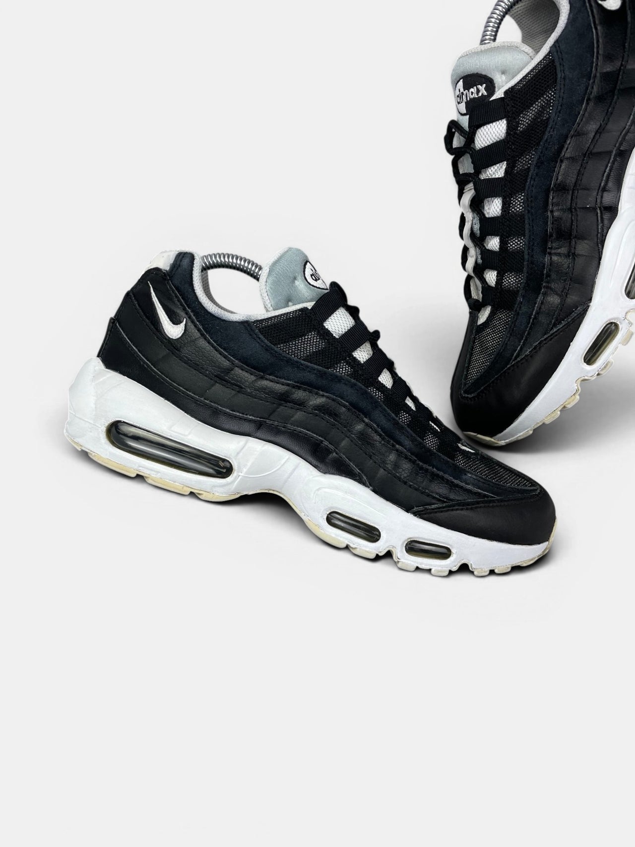 Nike Air Max 95 Yin Yang Black — buty sportowe męskie w bardzo dobrym stanie rozmiar 42, zewnętrzny panel lewego buta
